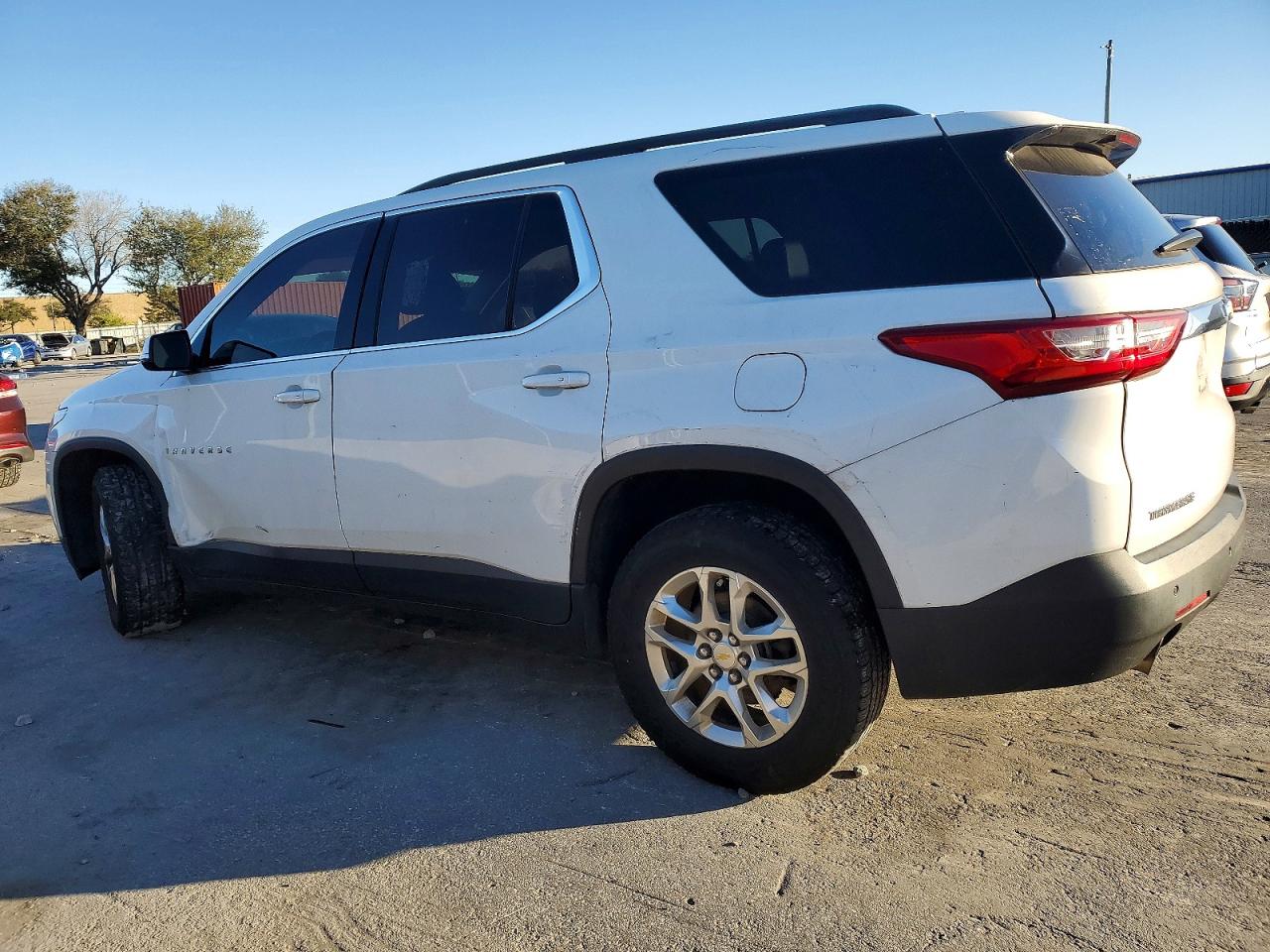 2020 CHEVROLET TRAVERSE LT photo 2