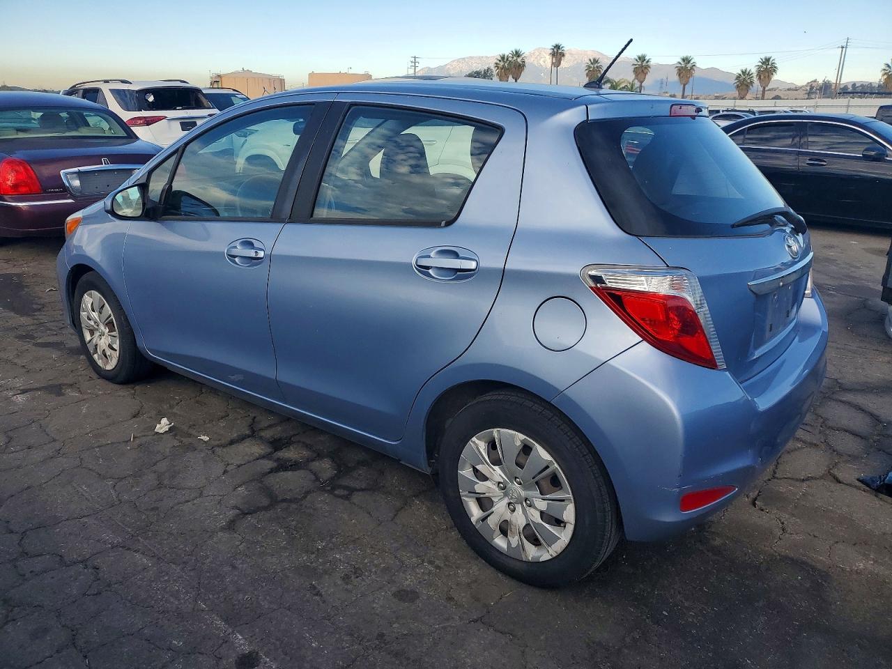 2014 TOYOTA YARIS photo 2