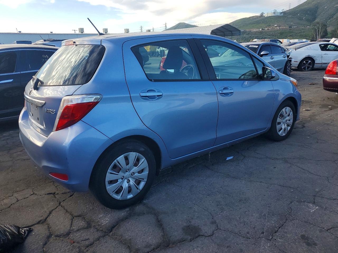 2014 TOYOTA YARIS photo 3
