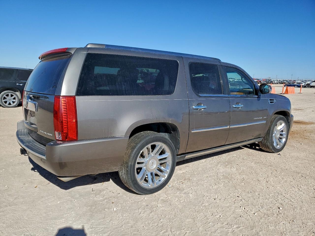 2011 CADILLAC ESCALADE ESV PLATINUM photo 3