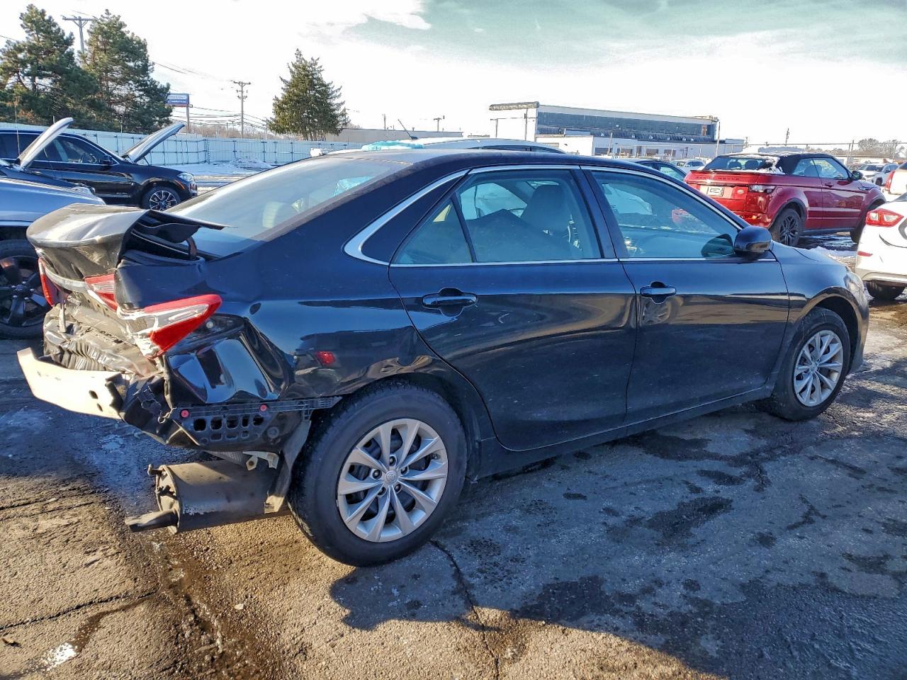 2016 TOYOTA CAMRY LE photo 3