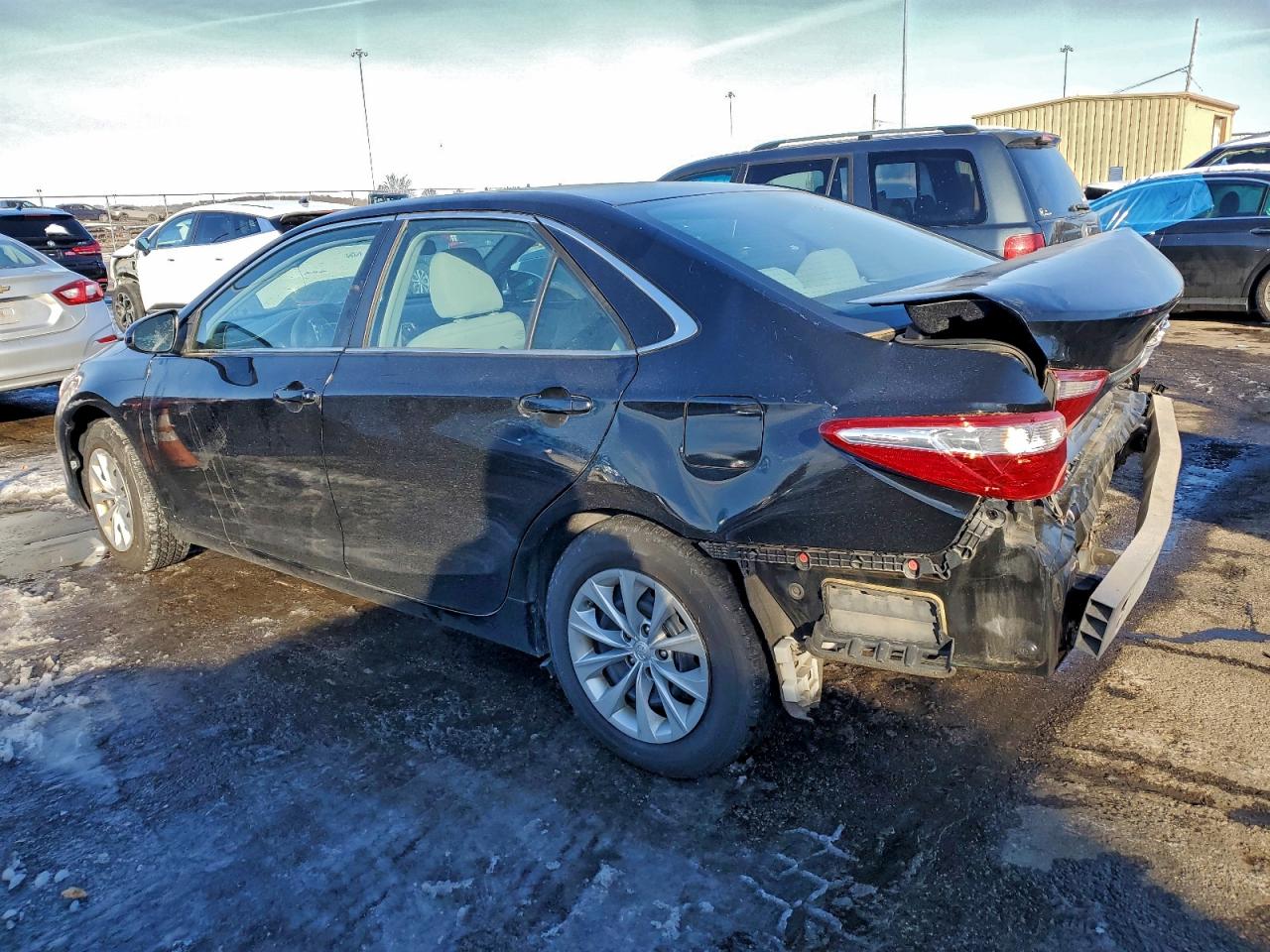 2016 TOYOTA CAMRY LE photo 2