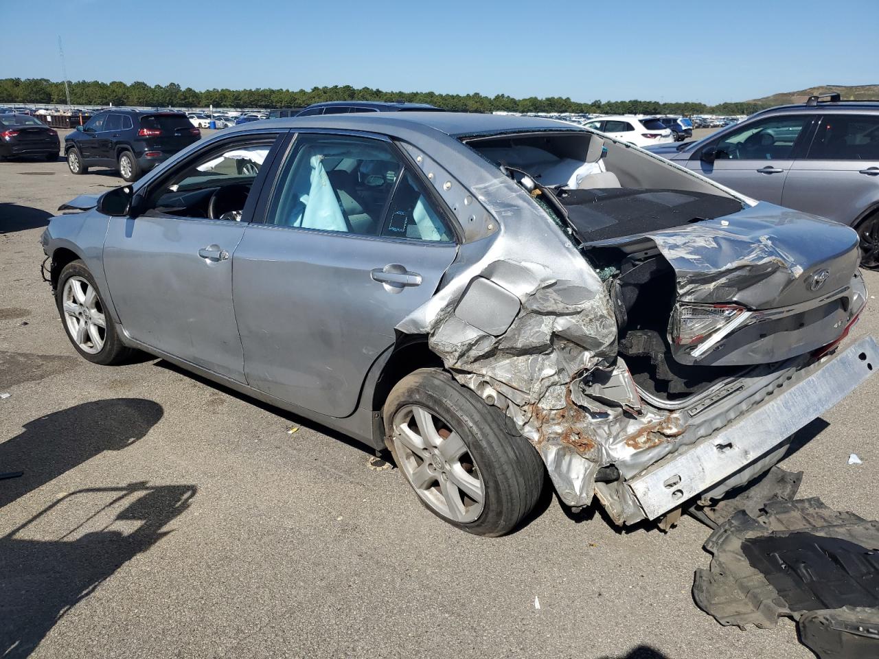 2016 TOYOTA CAMRY LE photo 2