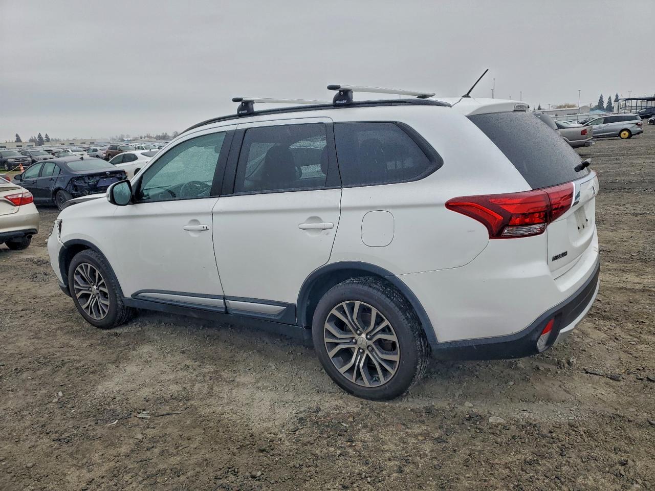 2016 MITSUBISHI OUTLANDER SE photo 2