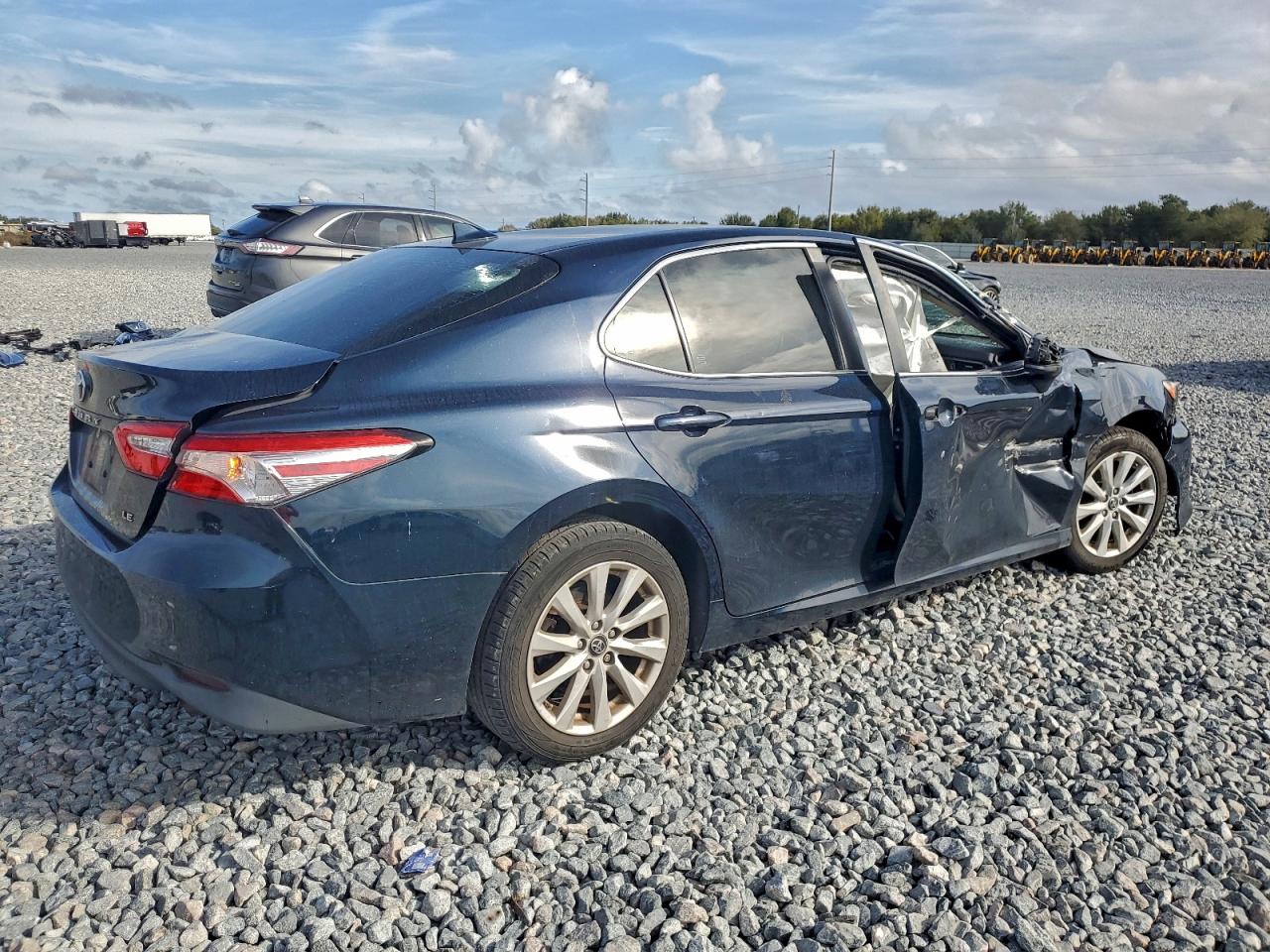 2019 TOYOTA CAMRY L photo 3