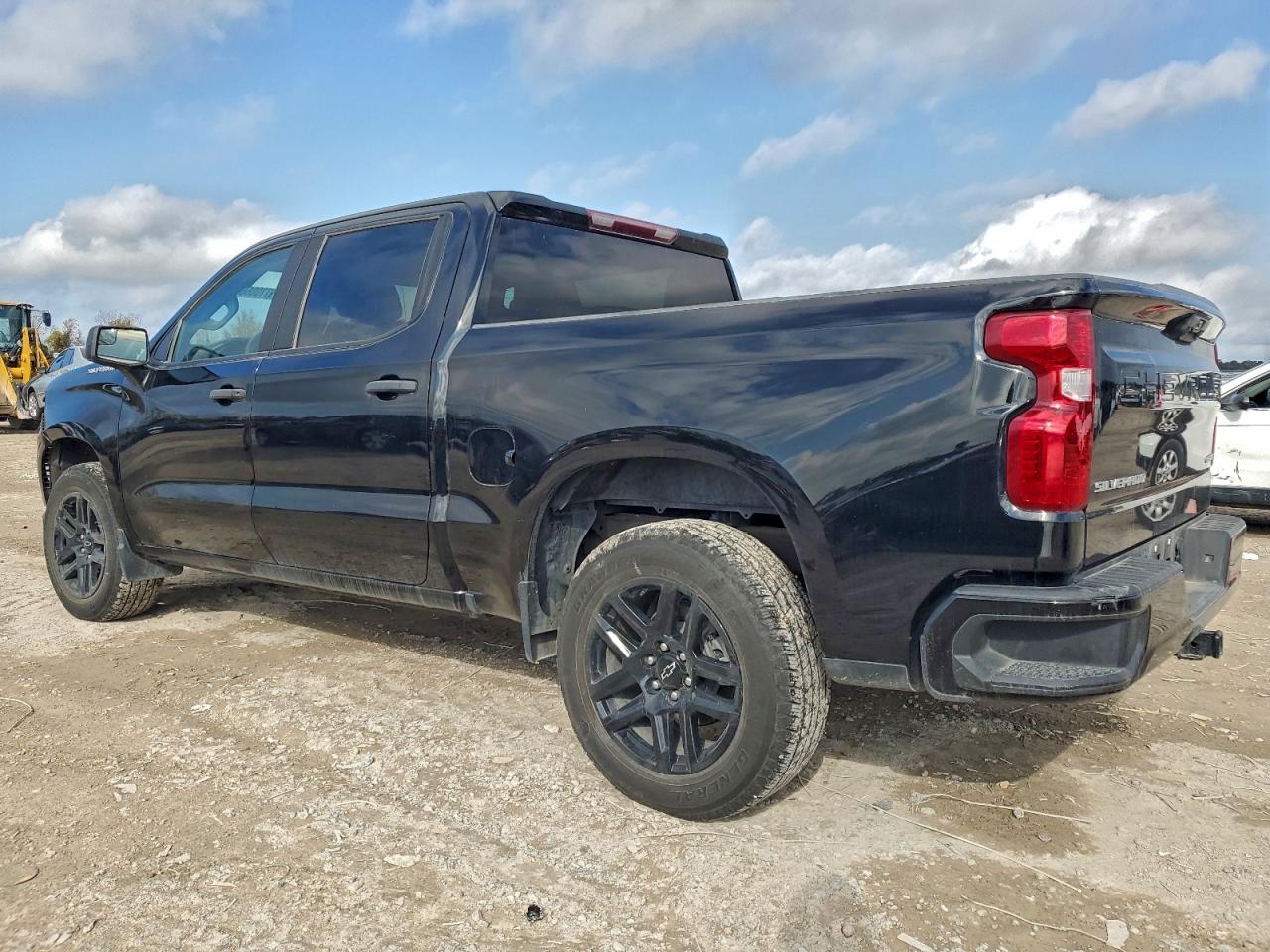 2023 CHEVROLET SILVERADO C1500 CUSTOM photo 2