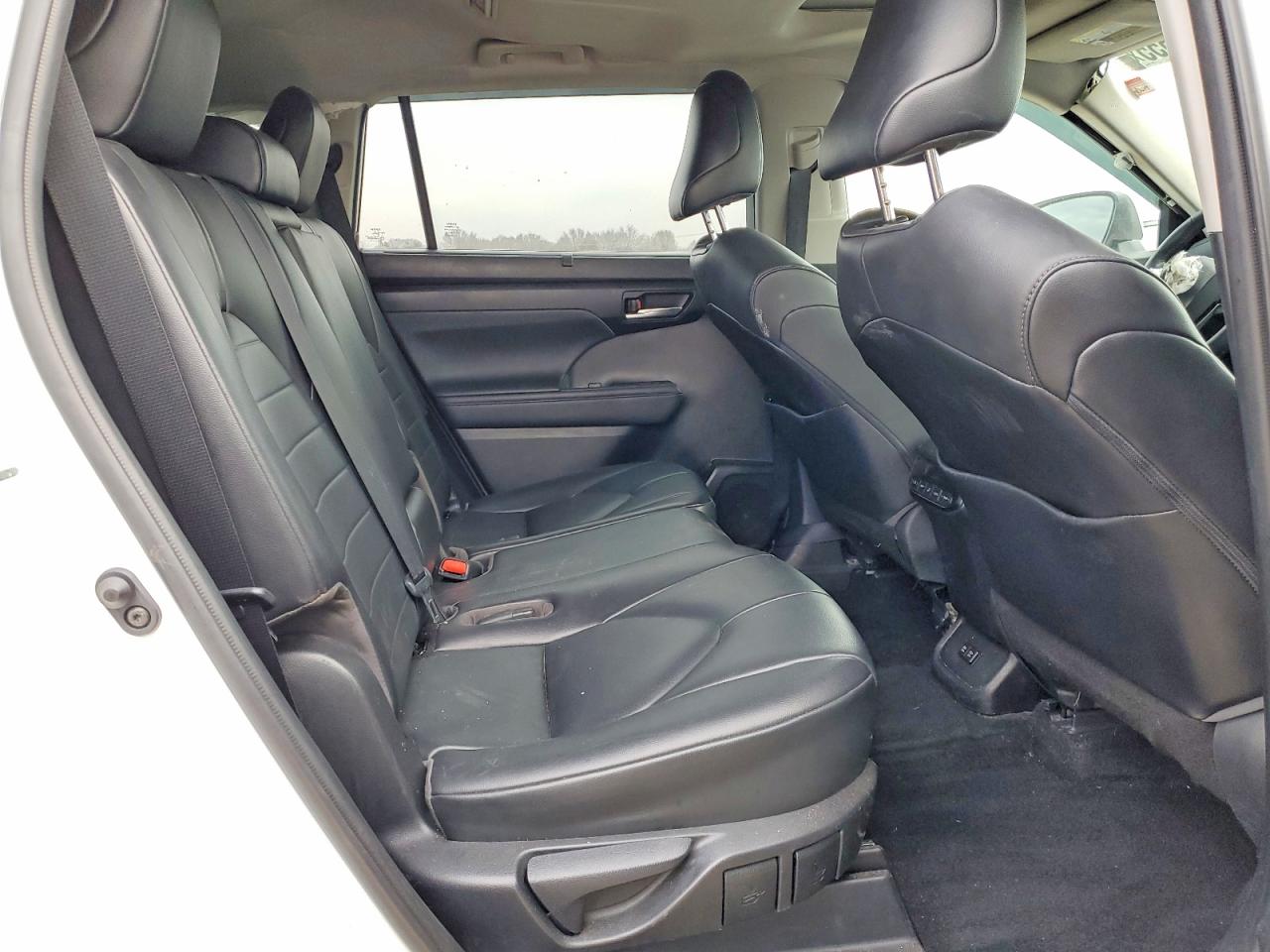 2021 TOYOTA HIGHLANDER XLE photo 11