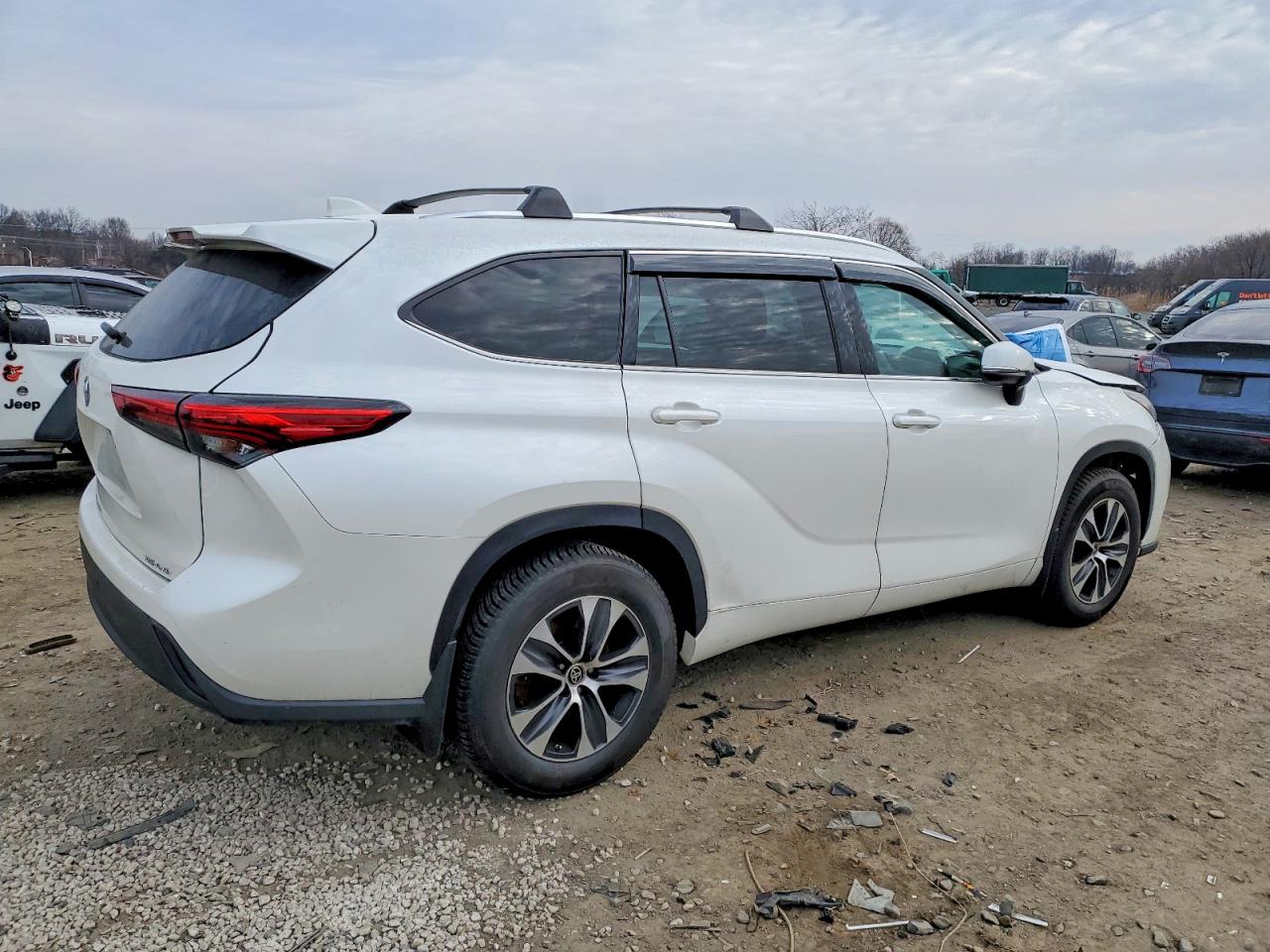 2021 TOYOTA HIGHLANDER XLE photo 3