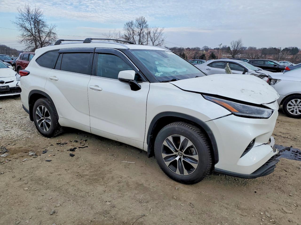 2021 TOYOTA HIGHLANDER XLE photo 4