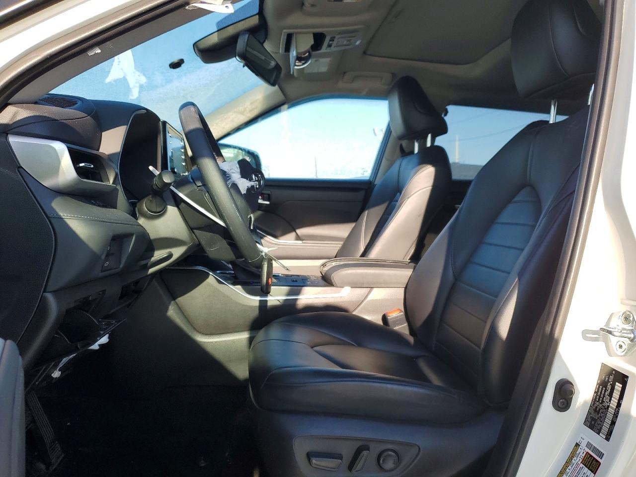 2021 TOYOTA HIGHLANDER XLE photo 7