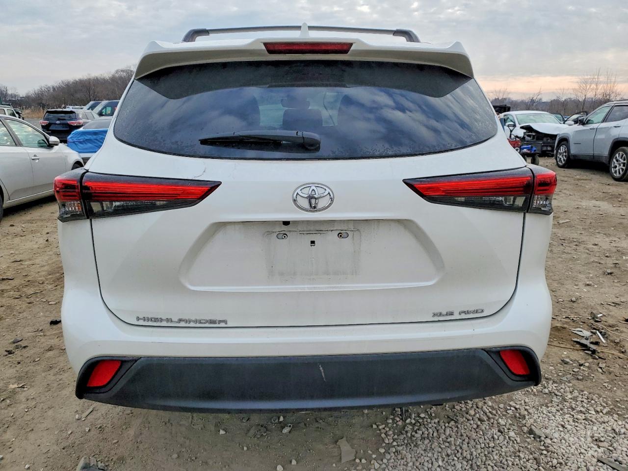 2021 TOYOTA HIGHLANDER XLE photo 6