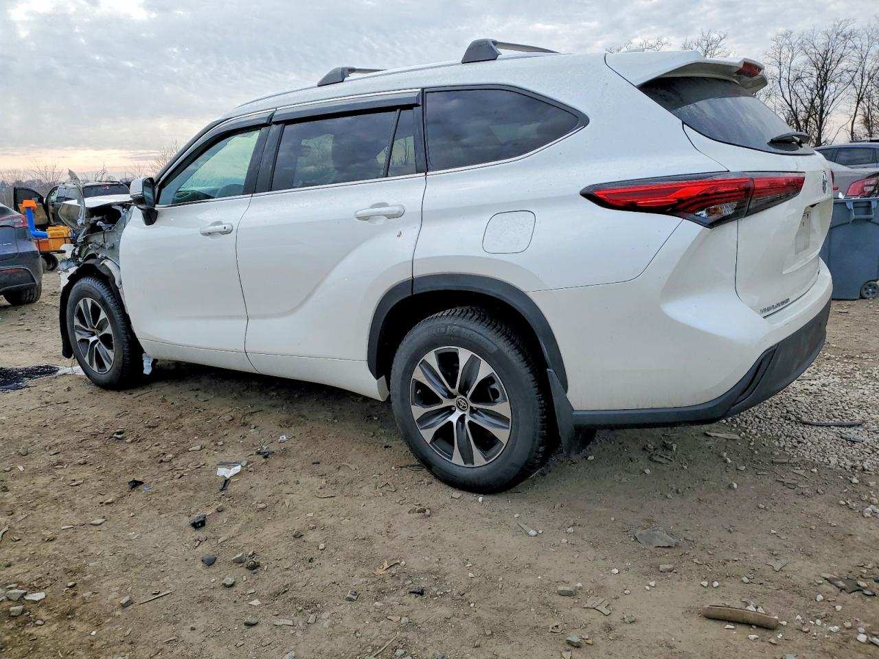 2021 TOYOTA HIGHLANDER XLE photo 2