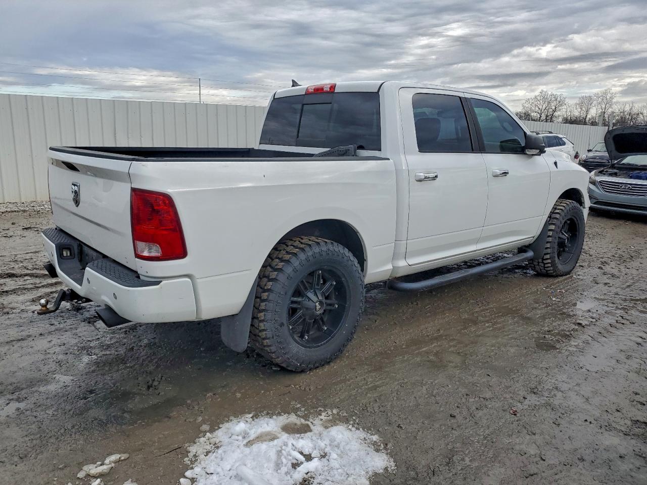 2016 RAM 1500 SLT photo 3
