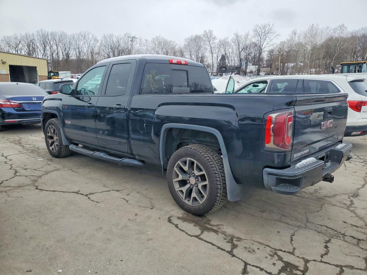 2017 GMC SIERRA K1500 SLT photo 2