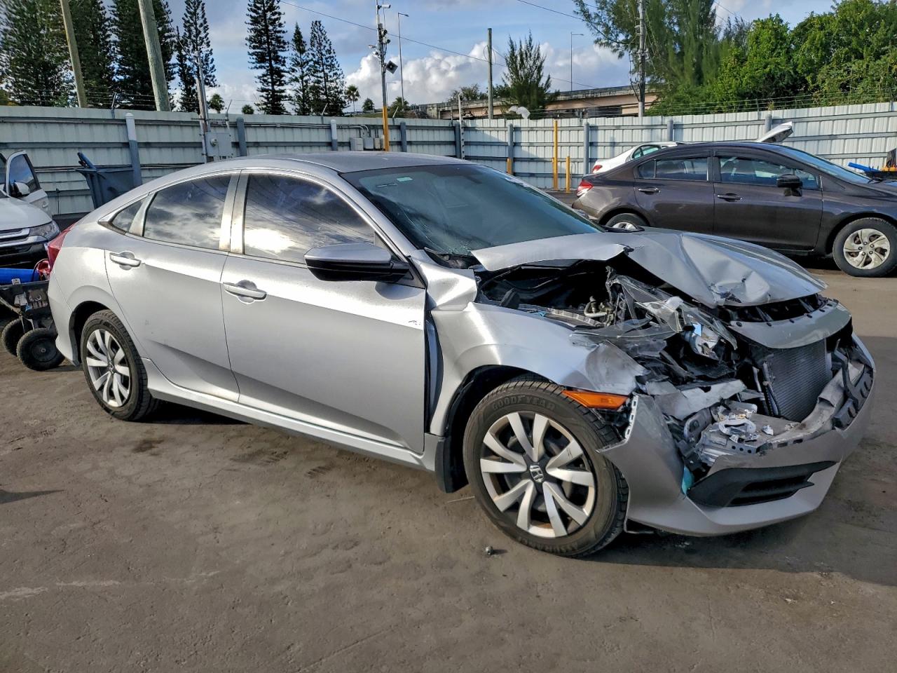 2017 HONDA CIVIC LX photo 4
