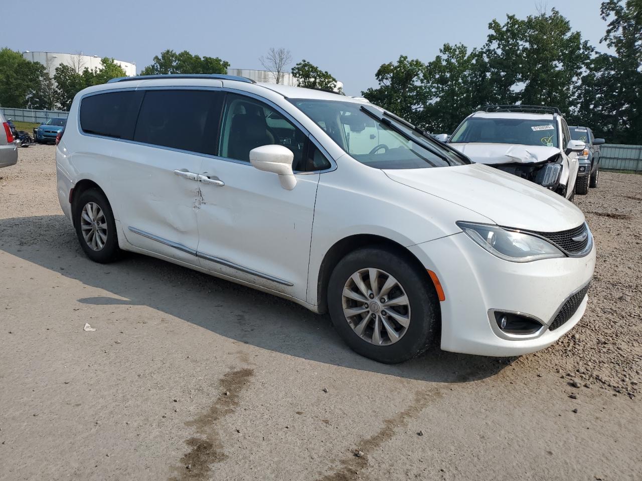 2019 CHRYSLER PACIFICA TOURING L photo 4