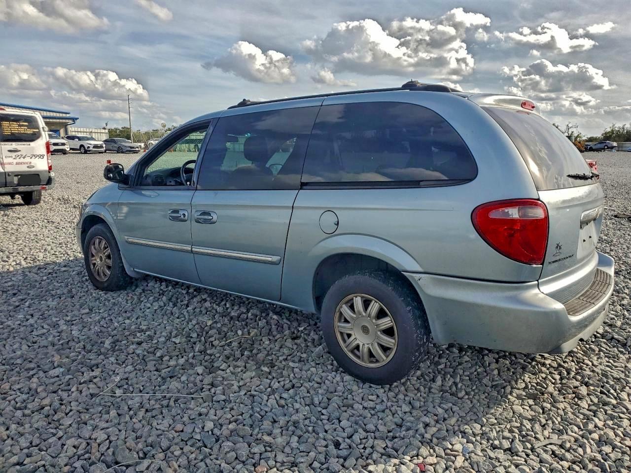 2006 CHRYSLER TOWN & COUNTRY TOURING photo 2