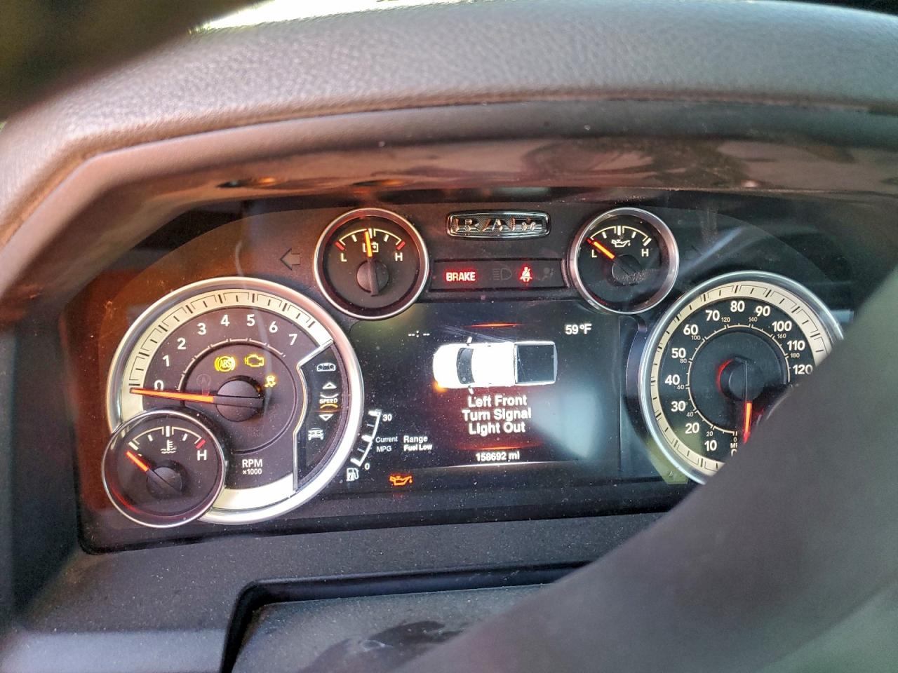 2016 RAM 1500 SLT photo 9