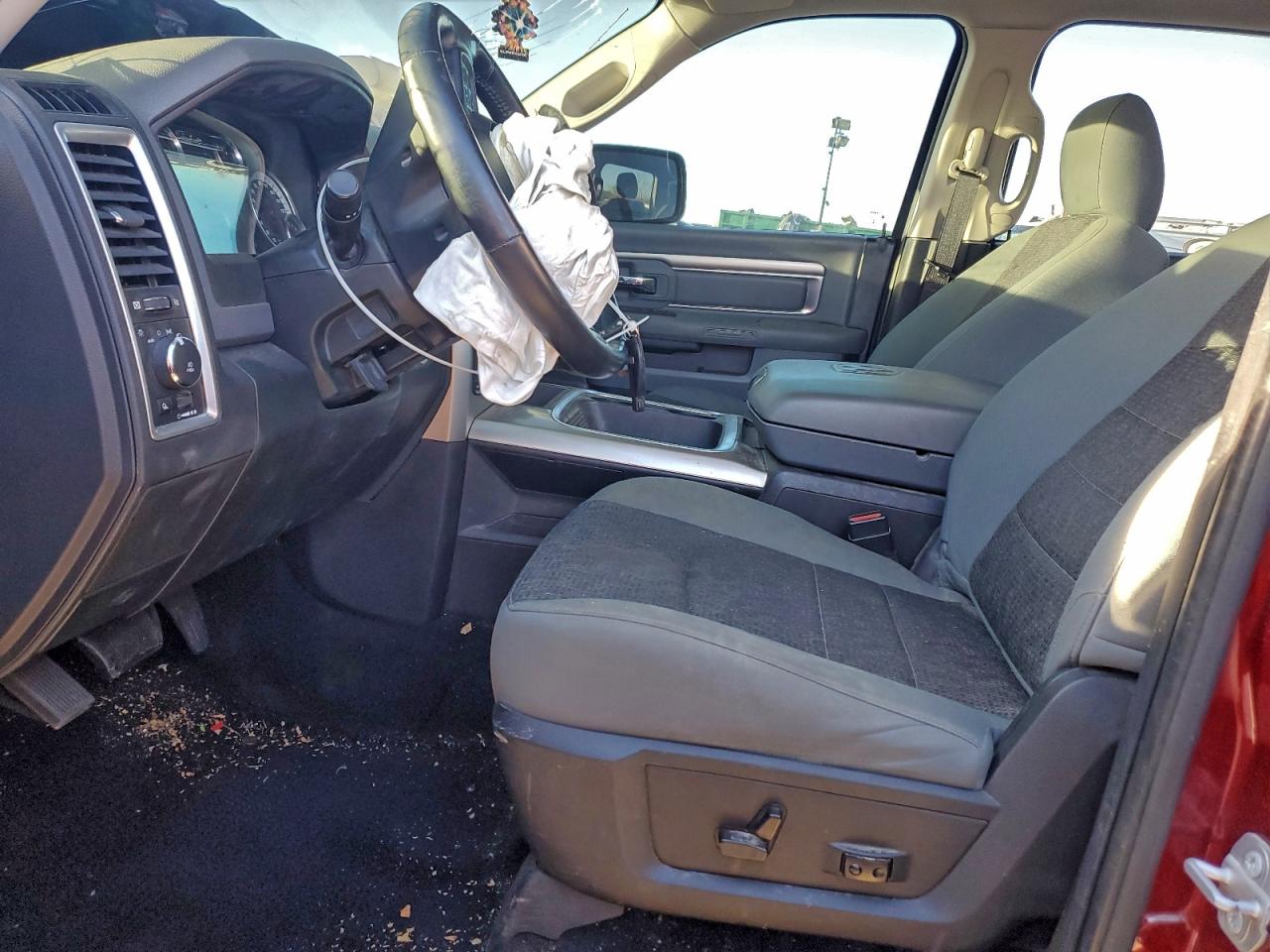 2016 RAM 1500 SLT photo 7