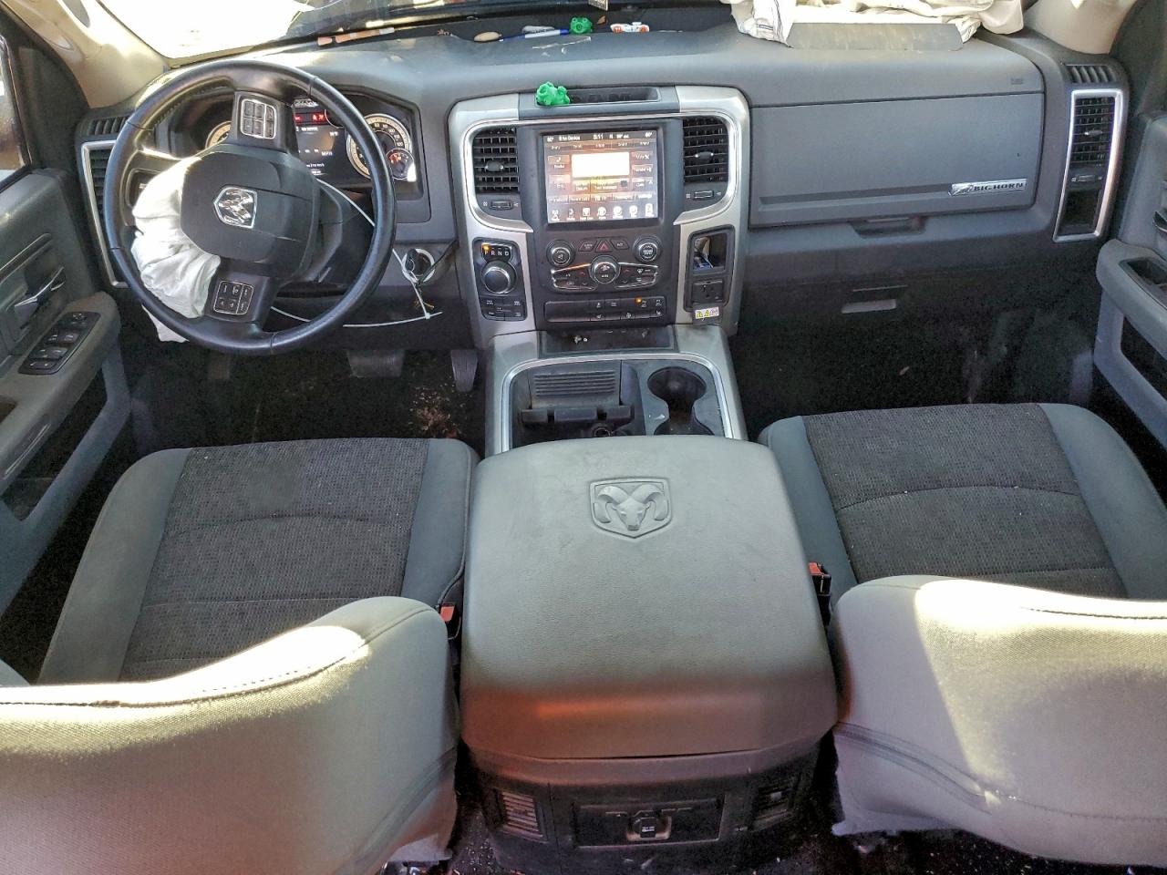 2016 RAM 1500 SLT photo 8