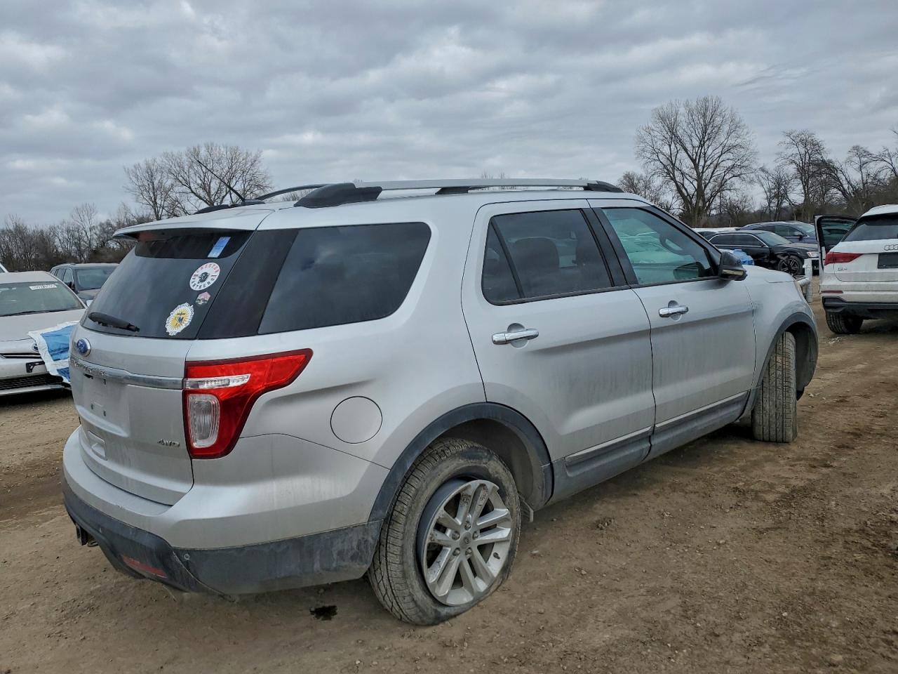 2011 FORD EXPLORER XLT photo 3