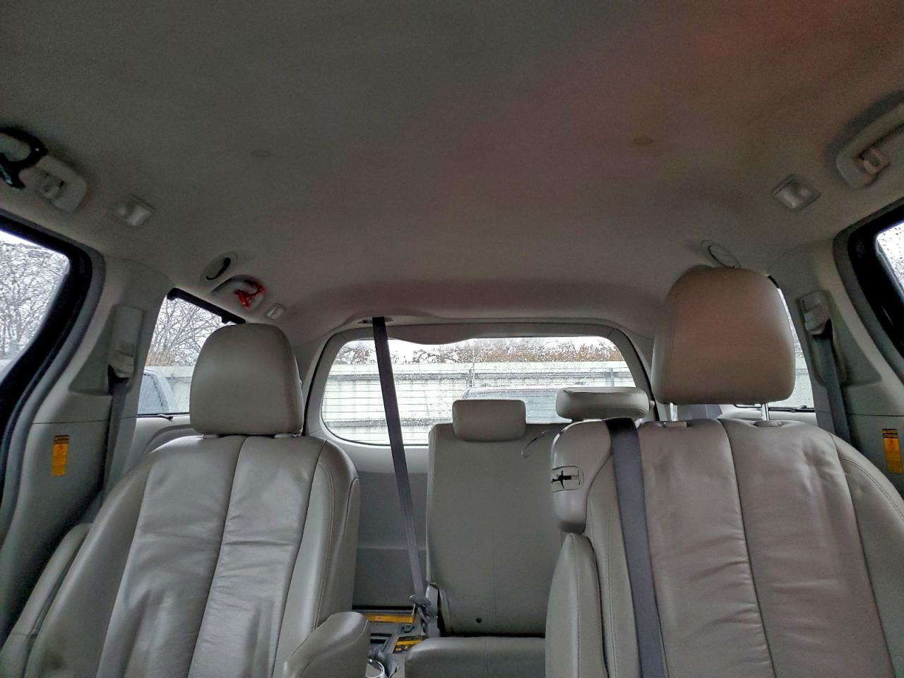 2014 TOYOTA SIENNA LE photo 10