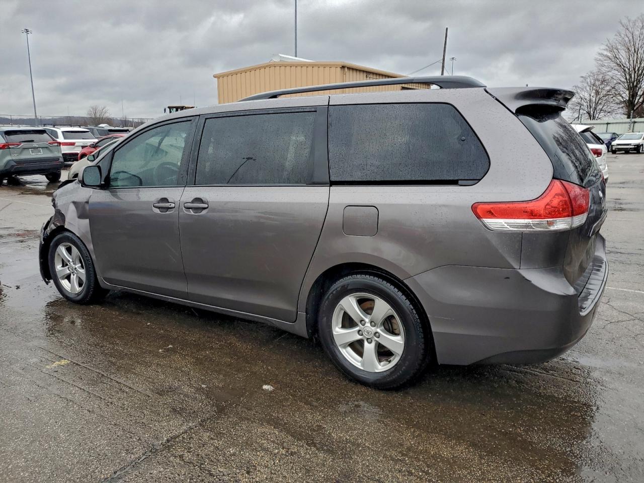 2014 TOYOTA SIENNA LE photo 2