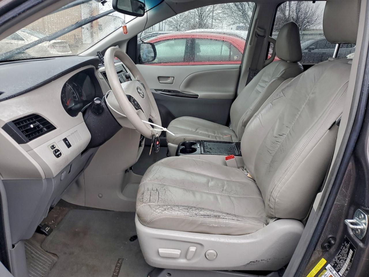 2014 TOYOTA SIENNA LE photo 7
