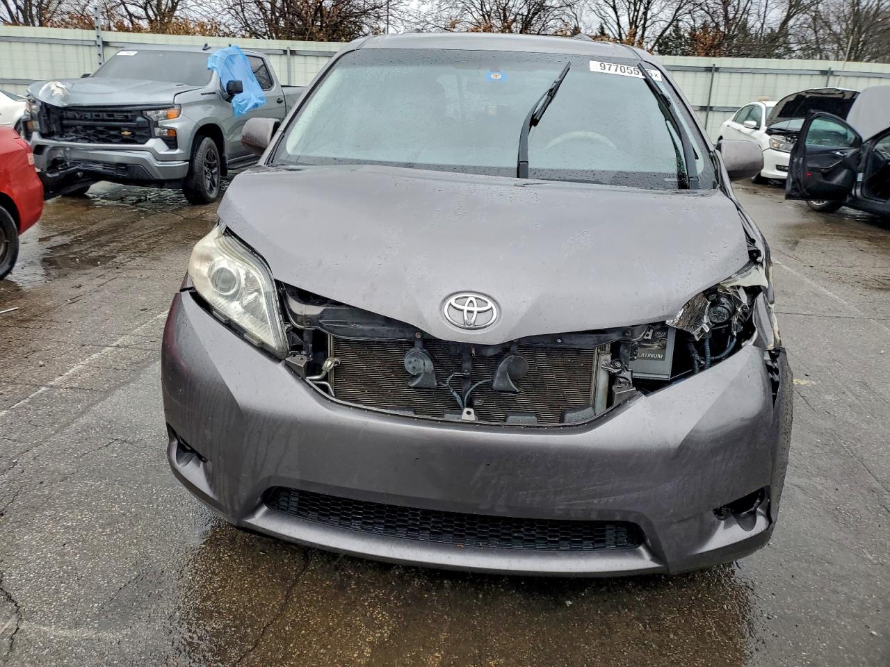 2014 TOYOTA SIENNA LE photo 5