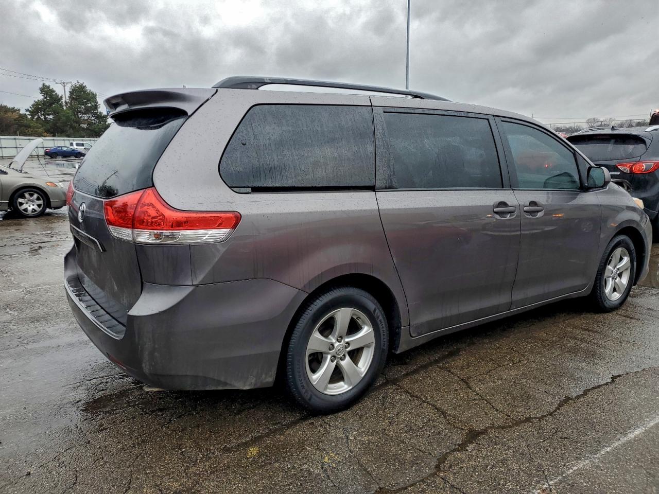 2014 TOYOTA SIENNA LE photo 3