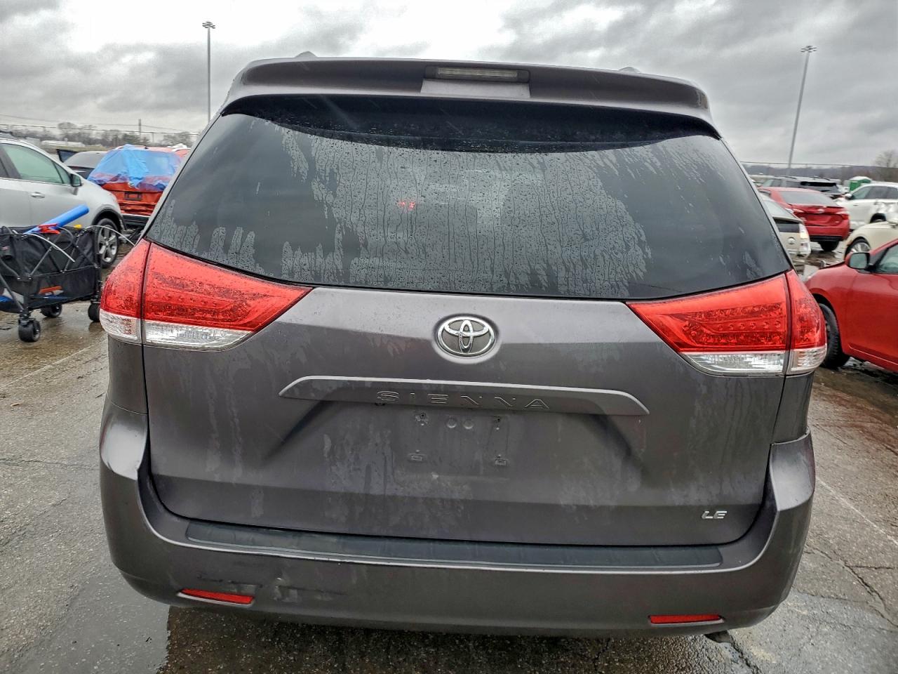 2014 TOYOTA SIENNA LE photo 6