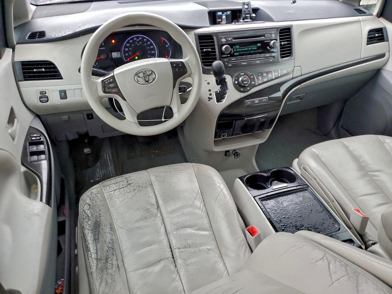 2014 TOYOTA SIENNA LE photo 8