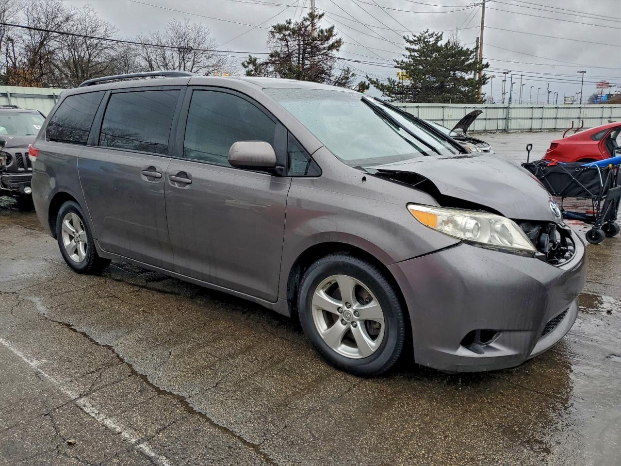2014 TOYOTA SIENNA LE photo 4