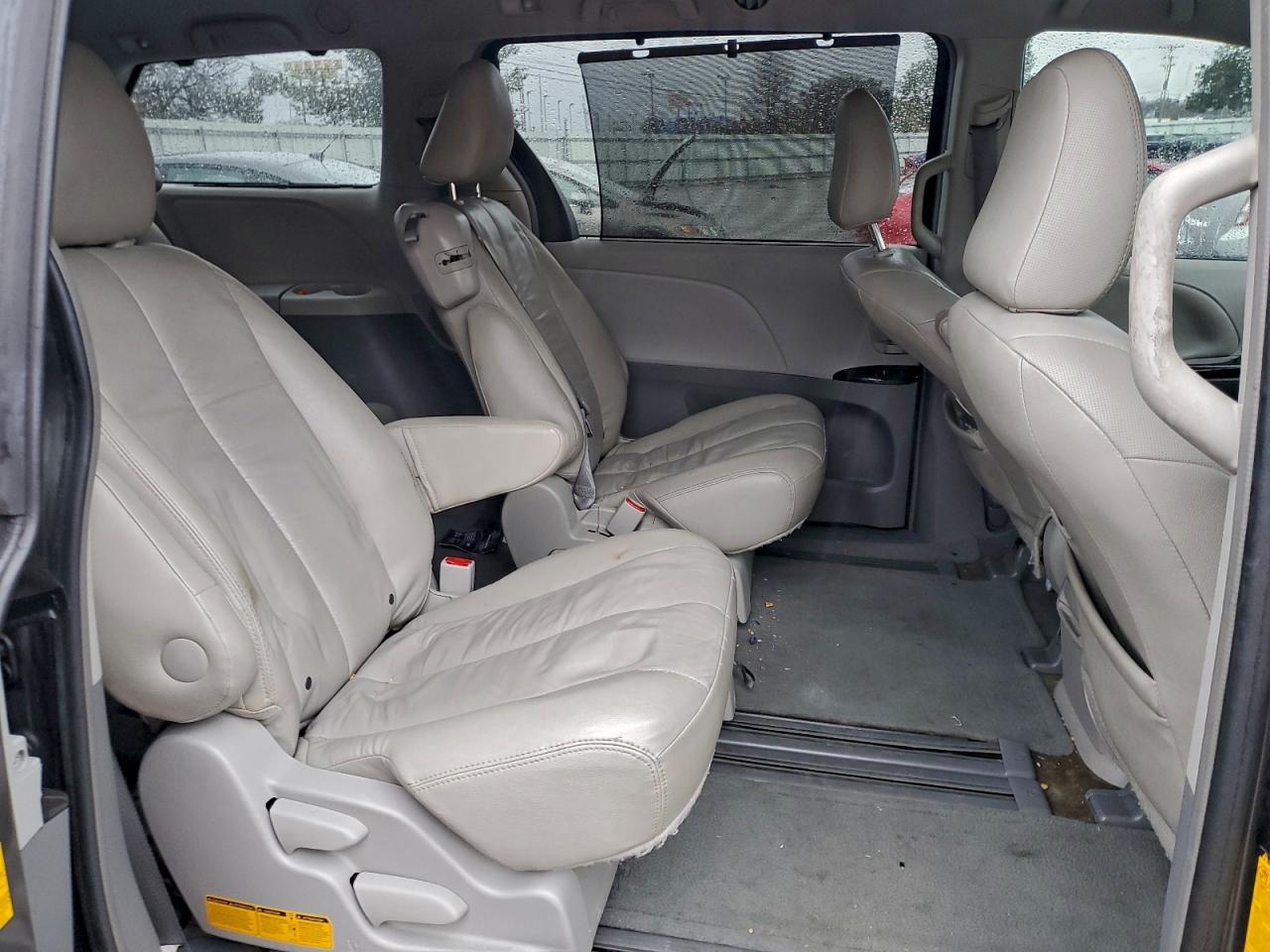 2014 TOYOTA SIENNA LE photo 11