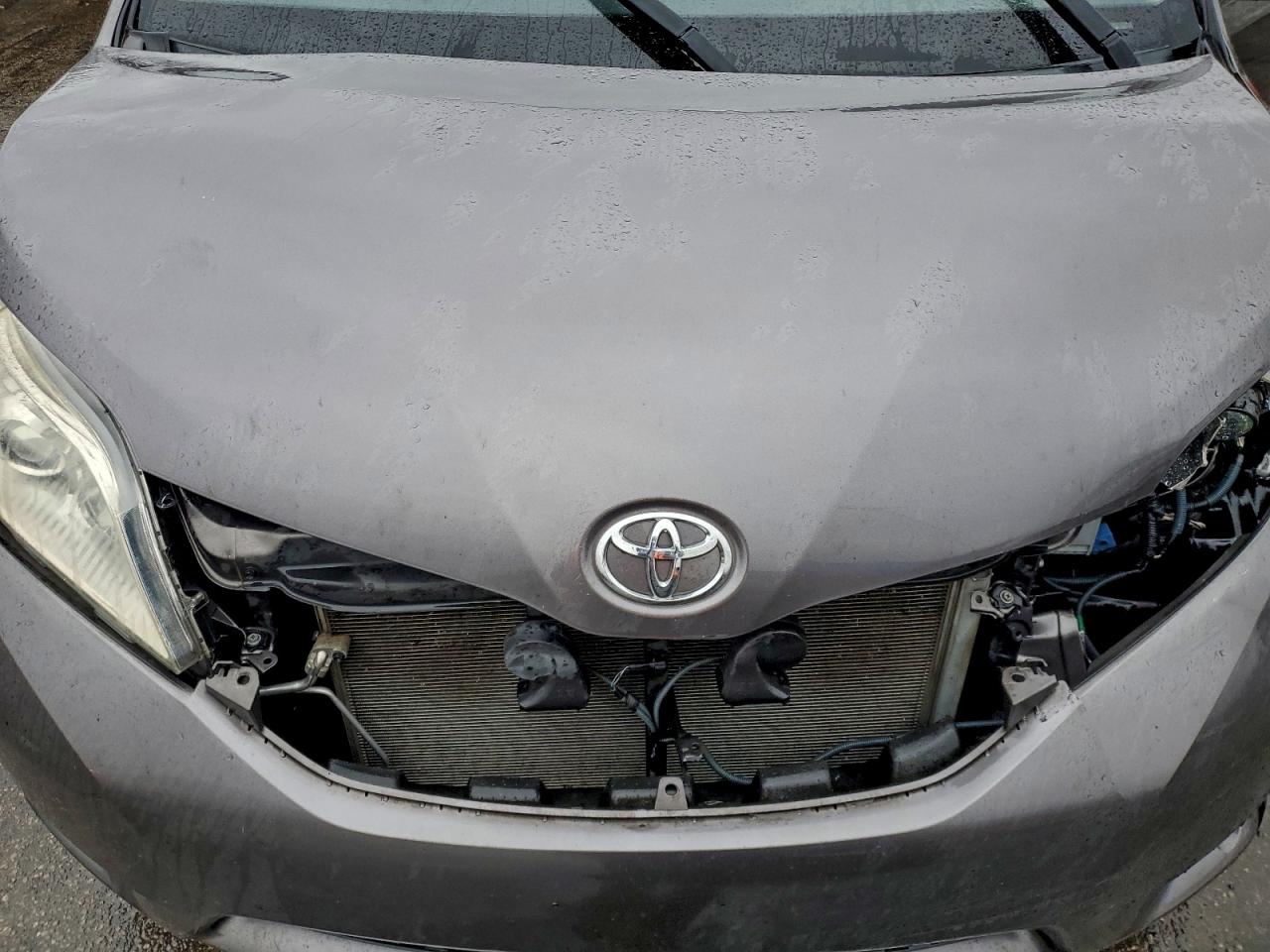2014 TOYOTA SIENNA LE photo 12