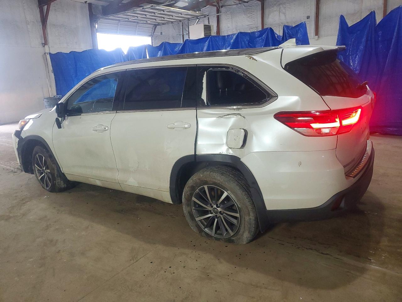 2018 TOYOTA HIGHLANDER SE photo 2