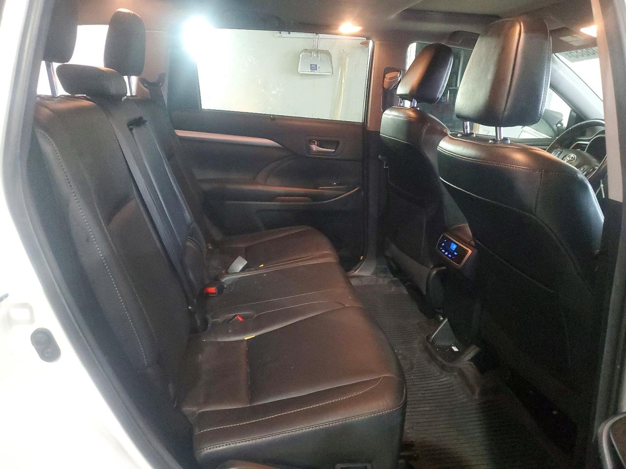 2018 TOYOTA HIGHLANDER SE photo 11