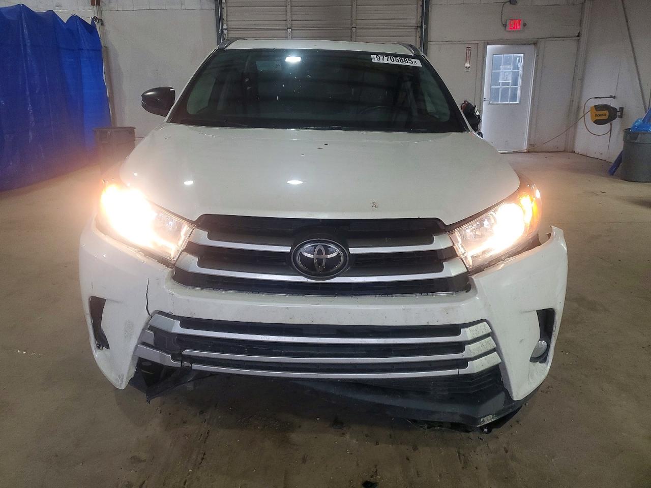 2018 TOYOTA HIGHLANDER SE photo 5