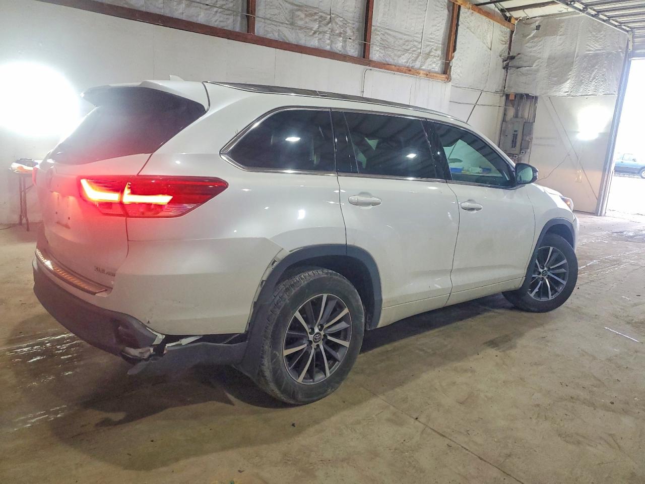 2018 TOYOTA HIGHLANDER SE photo 3