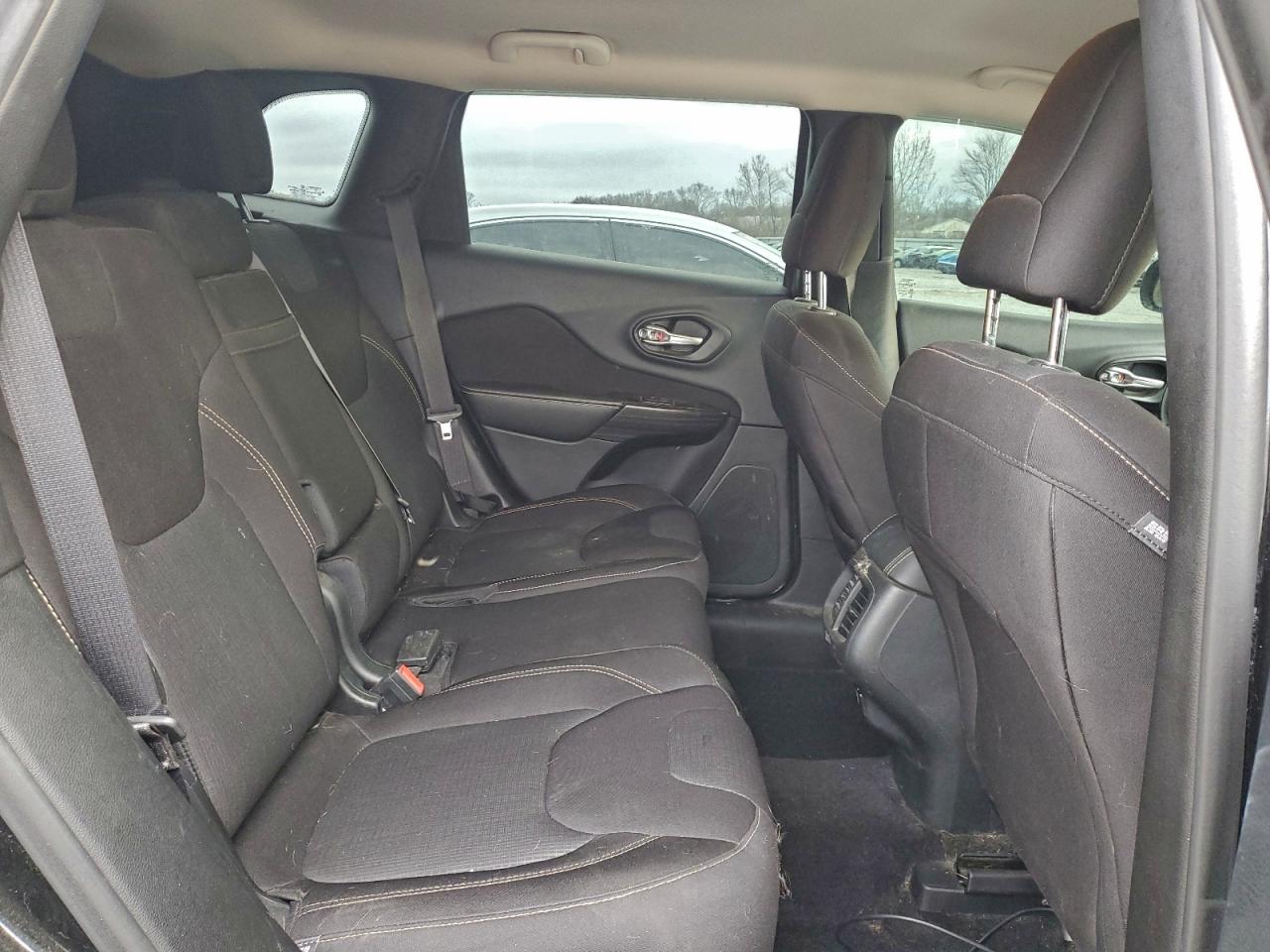 2015 JEEP CHEROKEE LATITUDE photo 11