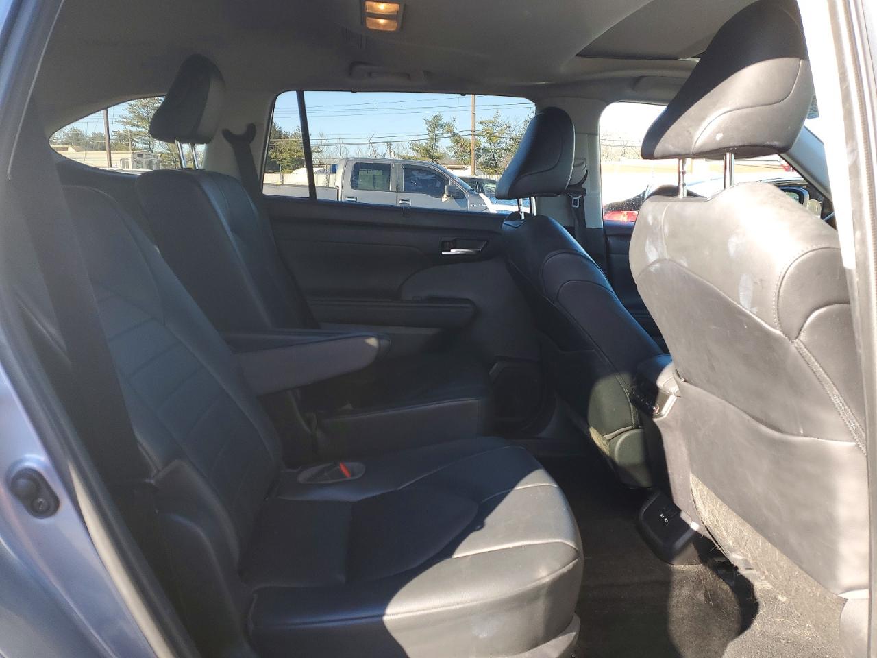 2021 TOYOTA HIGHLANDER XLE photo 11