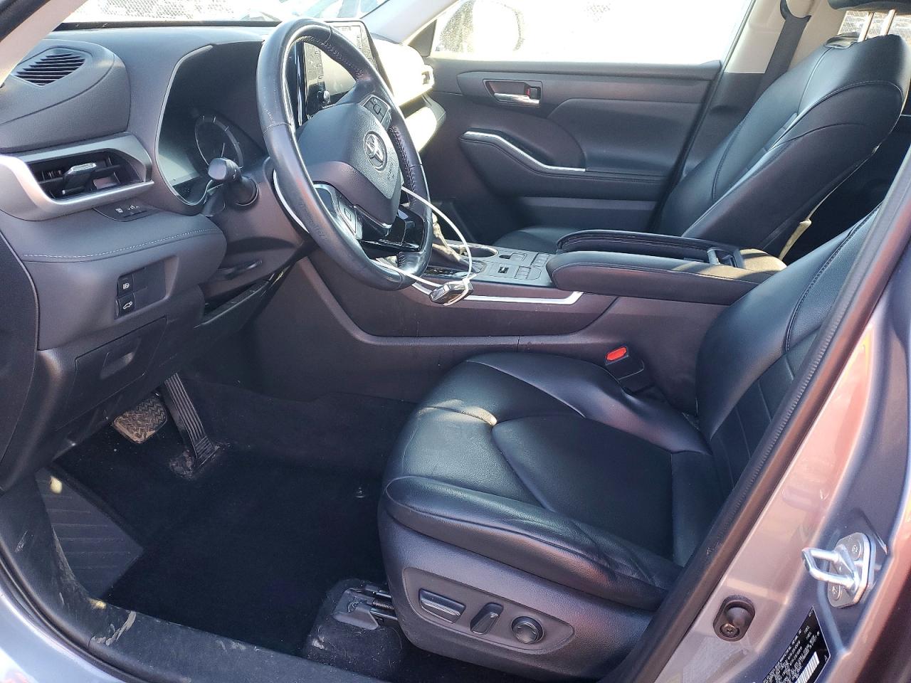 2021 TOYOTA HIGHLANDER XLE photo 7