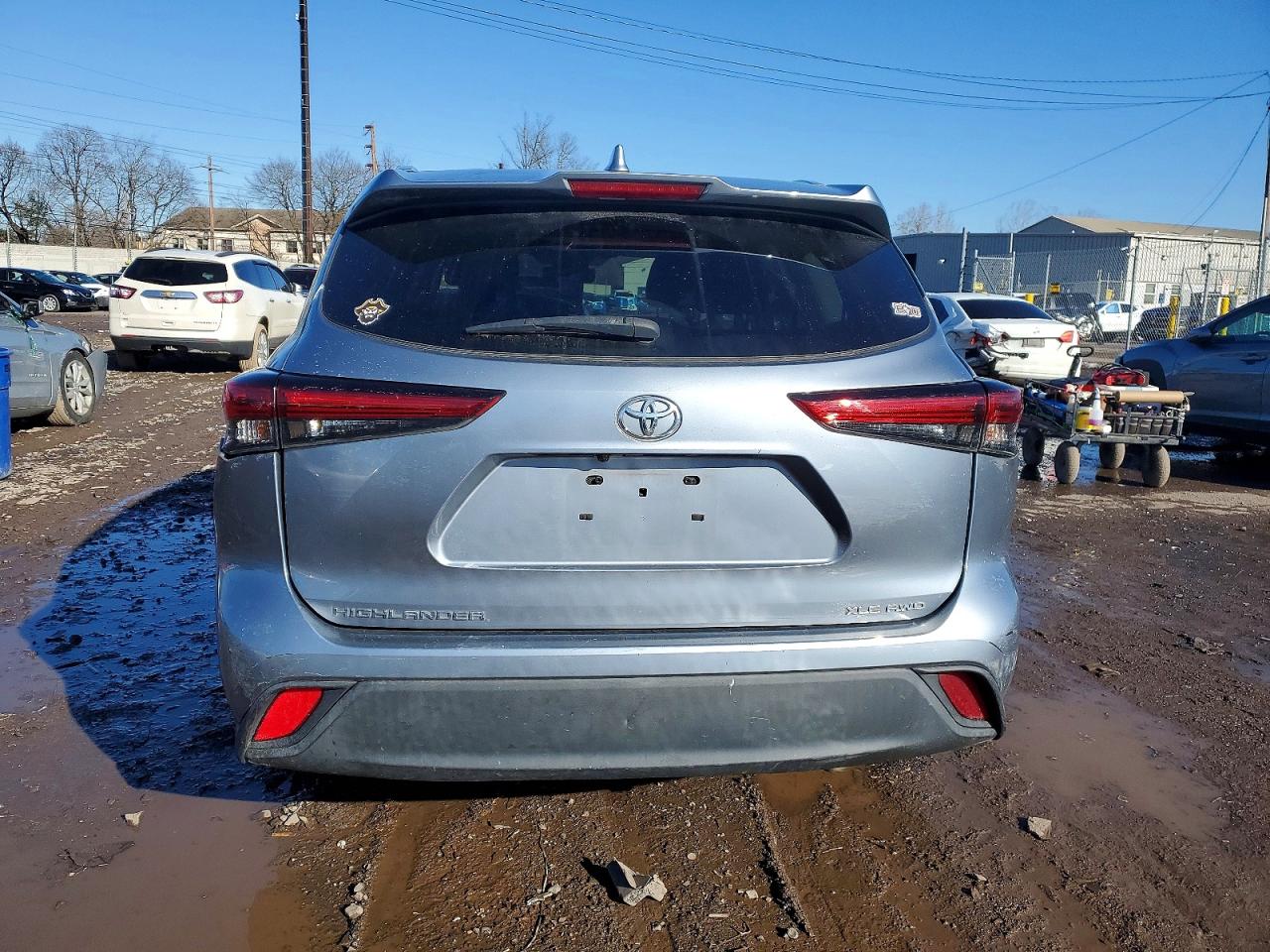 2021 TOYOTA HIGHLANDER XLE photo 6