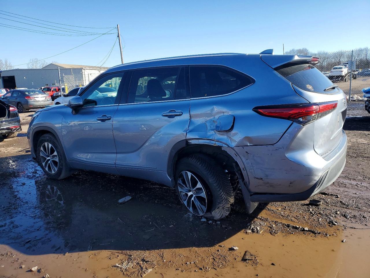 2021 TOYOTA HIGHLANDER XLE photo 2