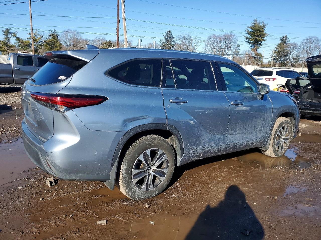 2021 TOYOTA HIGHLANDER XLE photo 3