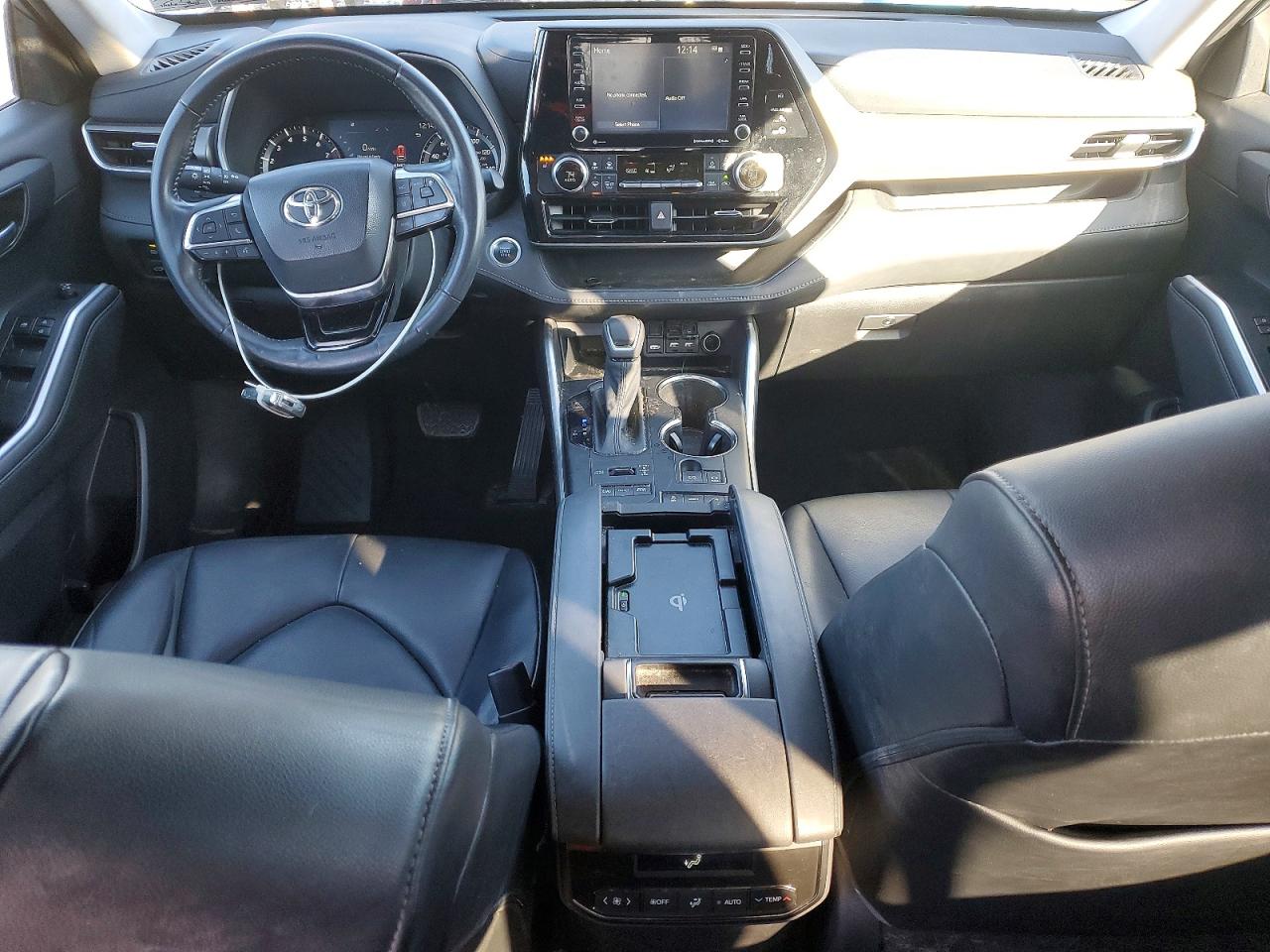 2021 TOYOTA HIGHLANDER XLE photo 8
