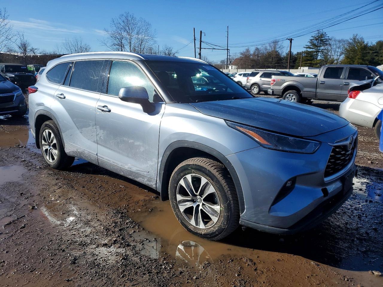 2021 TOYOTA HIGHLANDER XLE photo 4