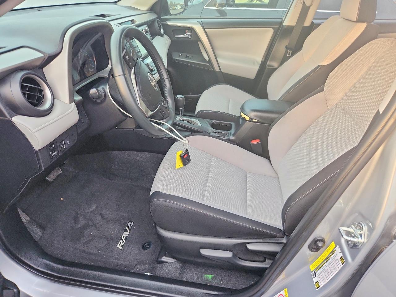 2017 TOYOTA RAV4 XLE photo 7