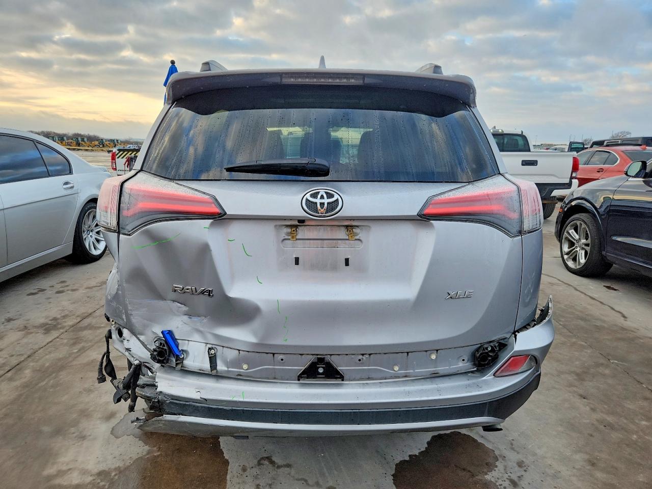 2017 TOYOTA RAV4 XLE photo 6