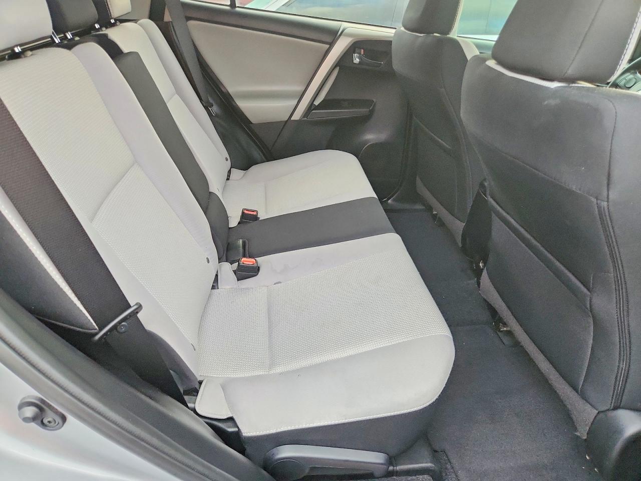 2017 TOYOTA RAV4 XLE photo 10